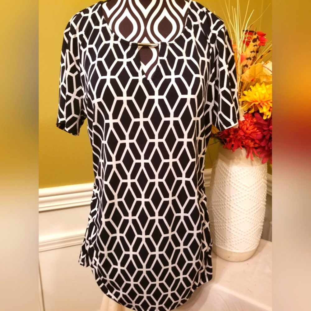 Women's New York & Company Blue and White Pattern Blouse Medium